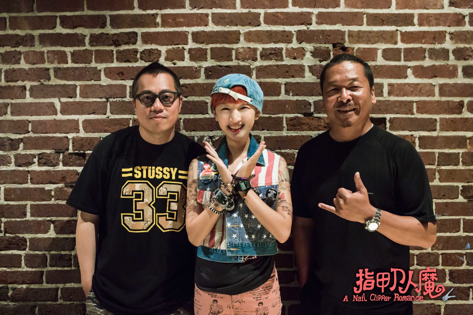 周冬雨和監制導演的合影 搞怪調皮.jpg